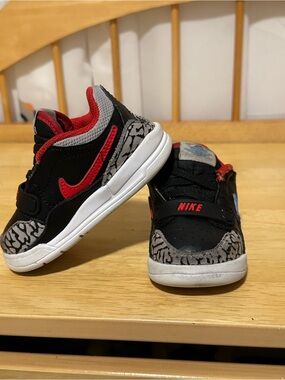 Toddler boys size 5 sneakers, Nike + cat and jack